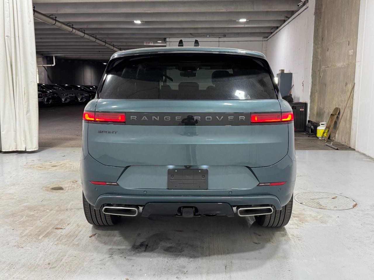 Land Rover Range Rover Sport Vehicle Full-screen Gallery Image 9