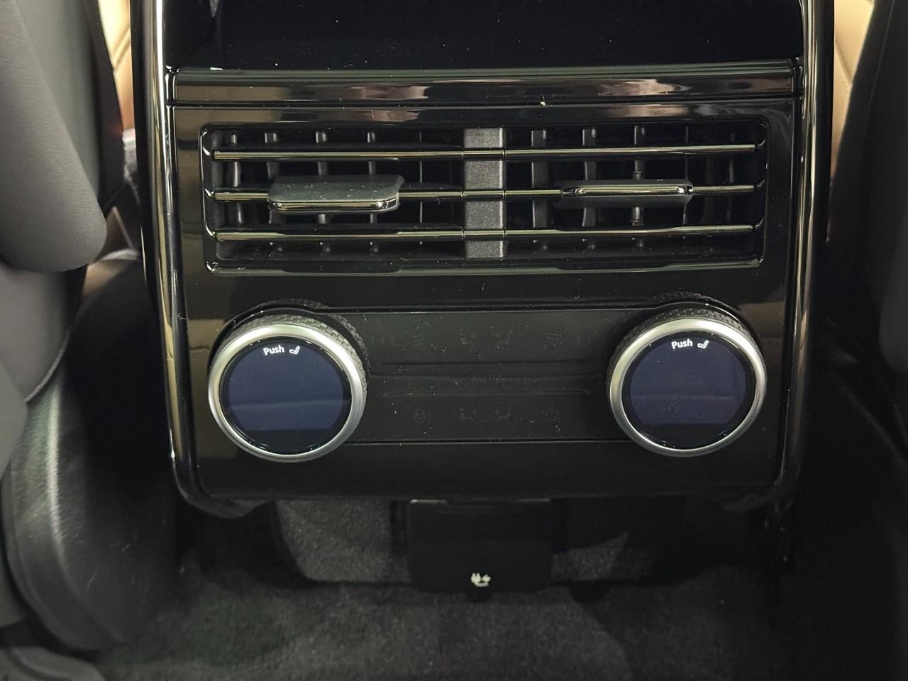 Land Rover Range Rover Sport Vehicle Full-screen Gallery Image 11