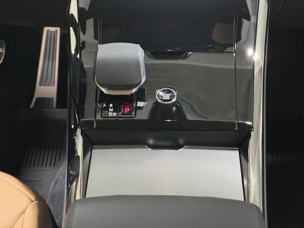 Land Rover Range Rover Sport Vehicle Full-screen Gallery Image 16