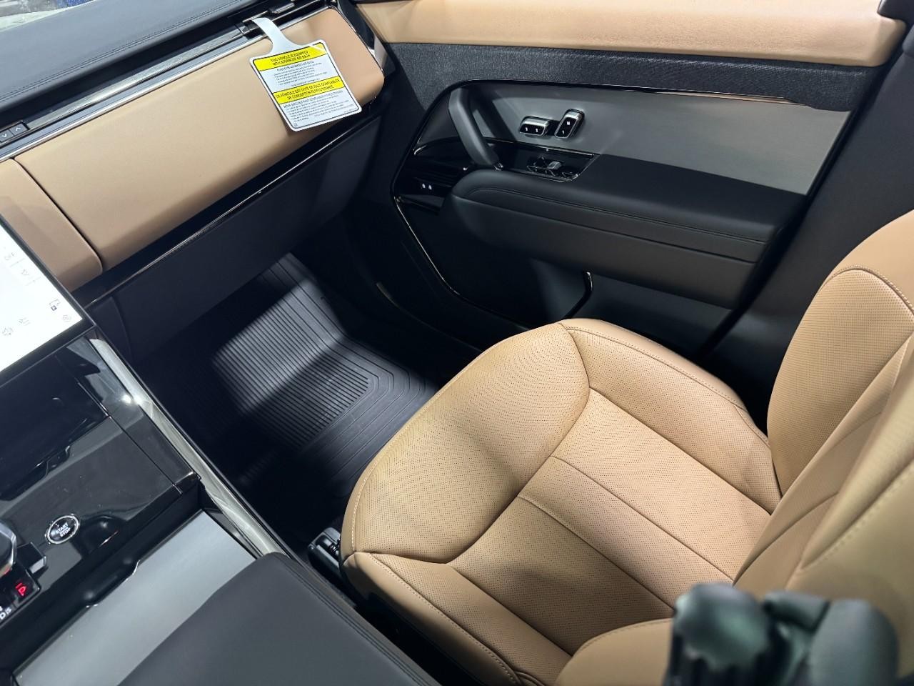 Land Rover Range Rover Sport Vehicle Full-screen Gallery Image 17