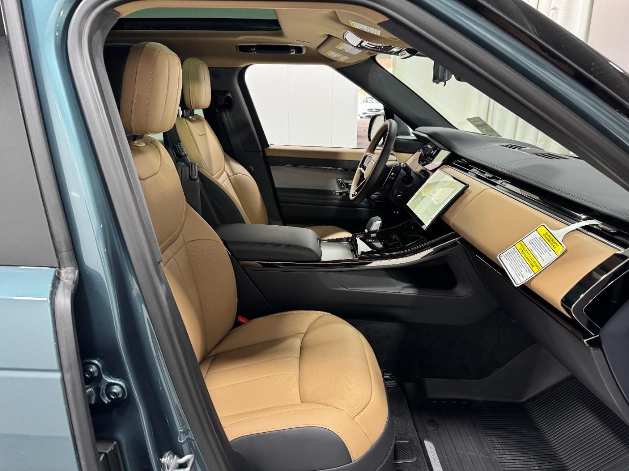 Land Rover Range Rover Sport Vehicle Full-screen Gallery Image 18