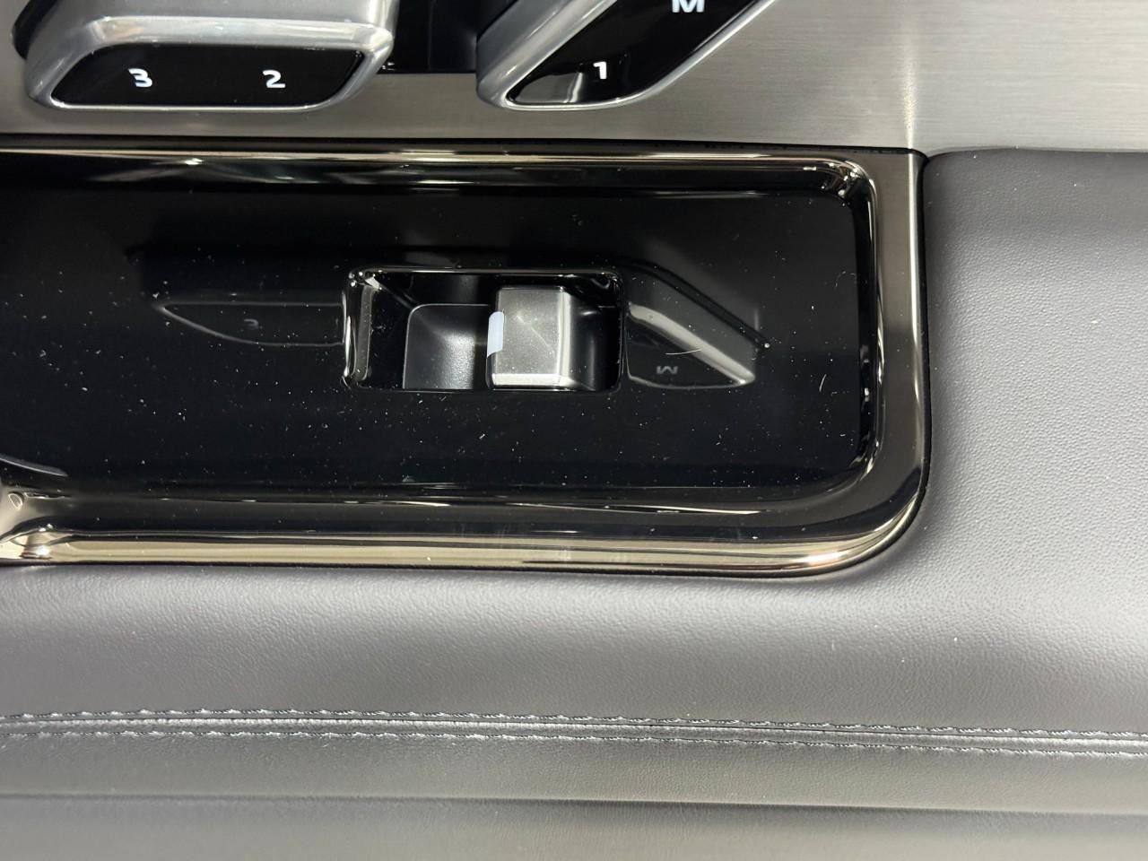 Land Rover Range Rover Sport Vehicle Full-screen Gallery Image 21