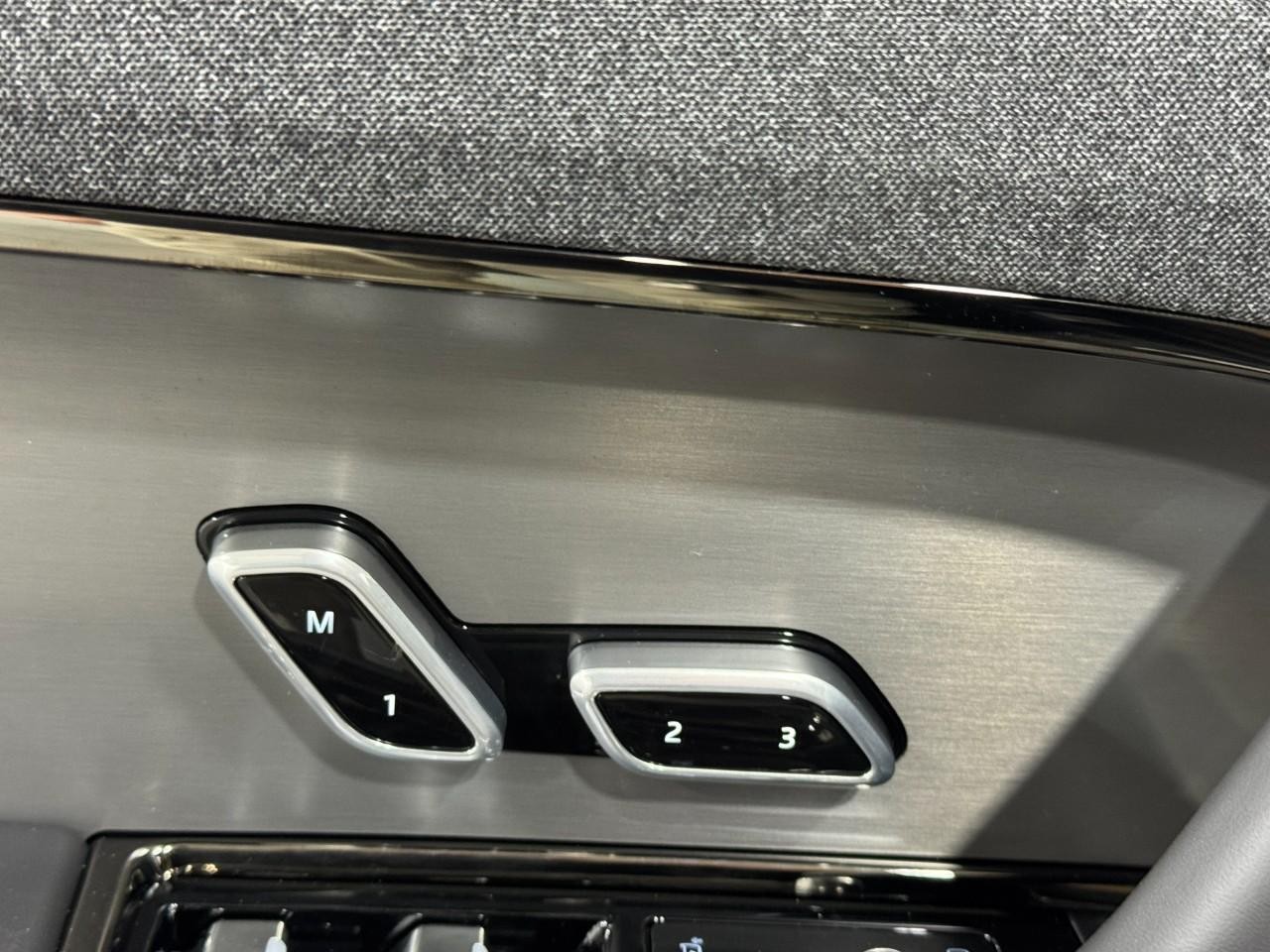 Land Rover Range Rover Sport Vehicle Full-screen Gallery Image 24