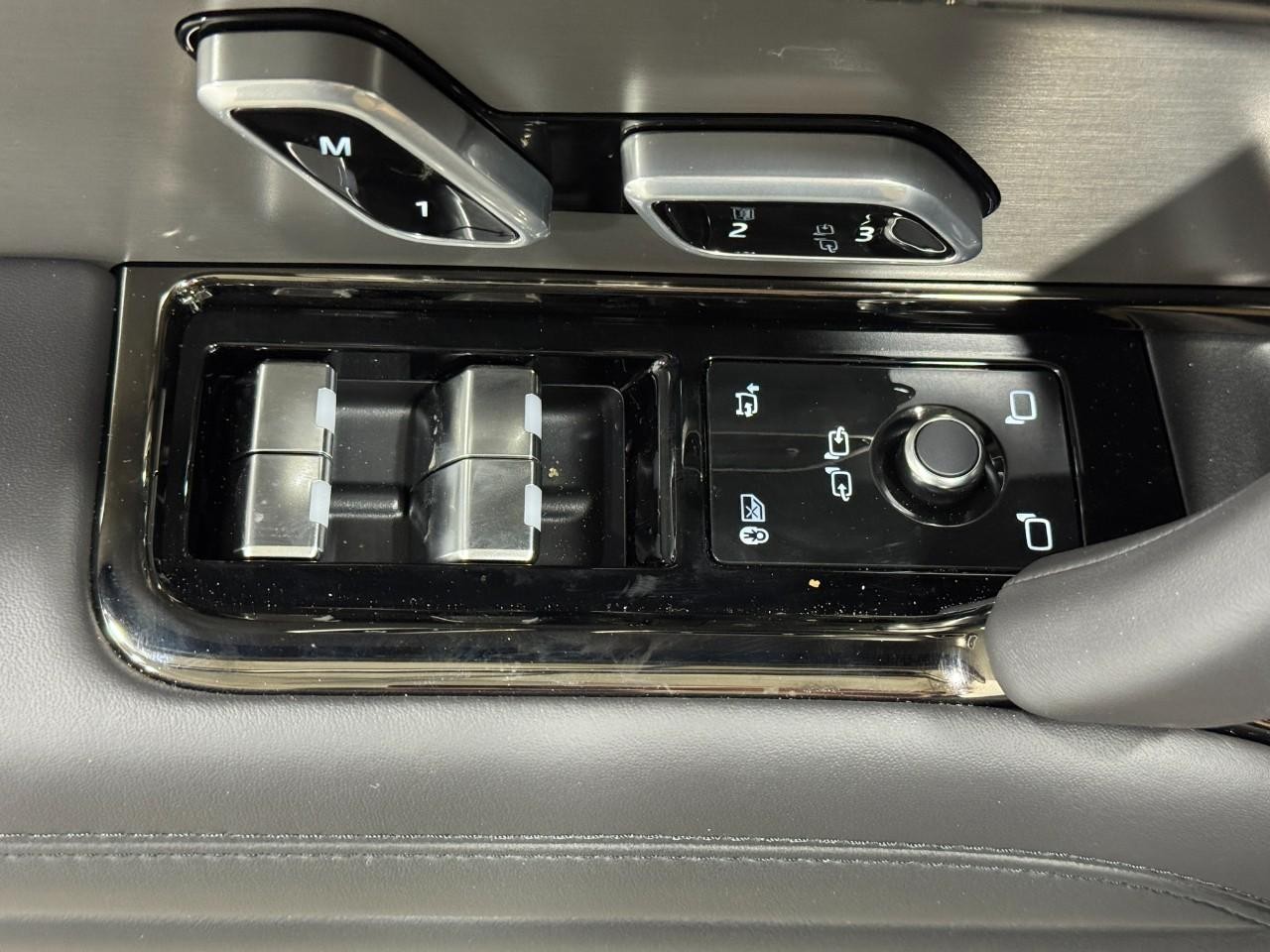 Land Rover Range Rover Sport Vehicle Full-screen Gallery Image 25