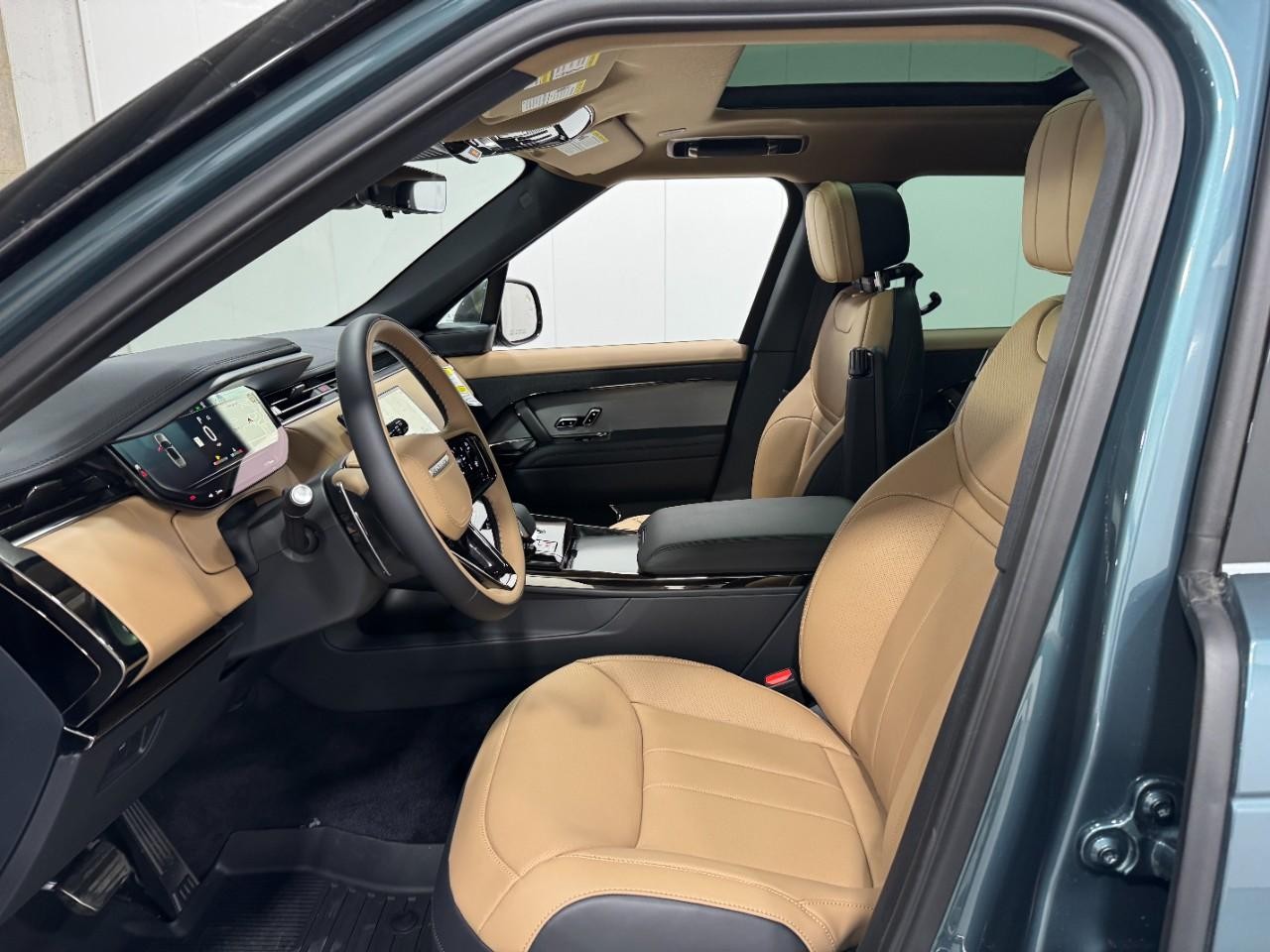 Land Rover Range Rover Sport Vehicle Full-screen Gallery Image 27