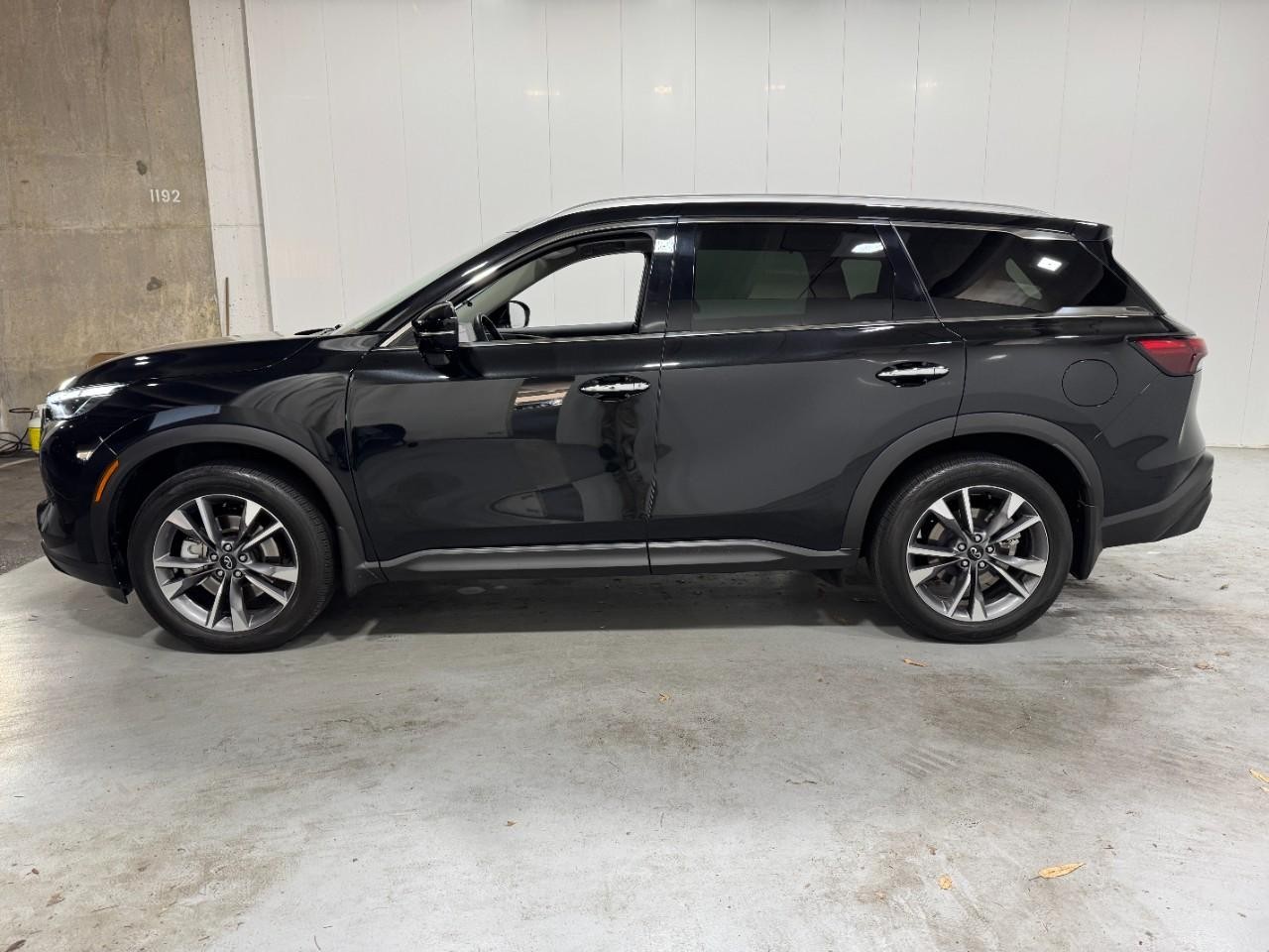 INFINITI QX60 Vehicle Full-screen Gallery Image 2
