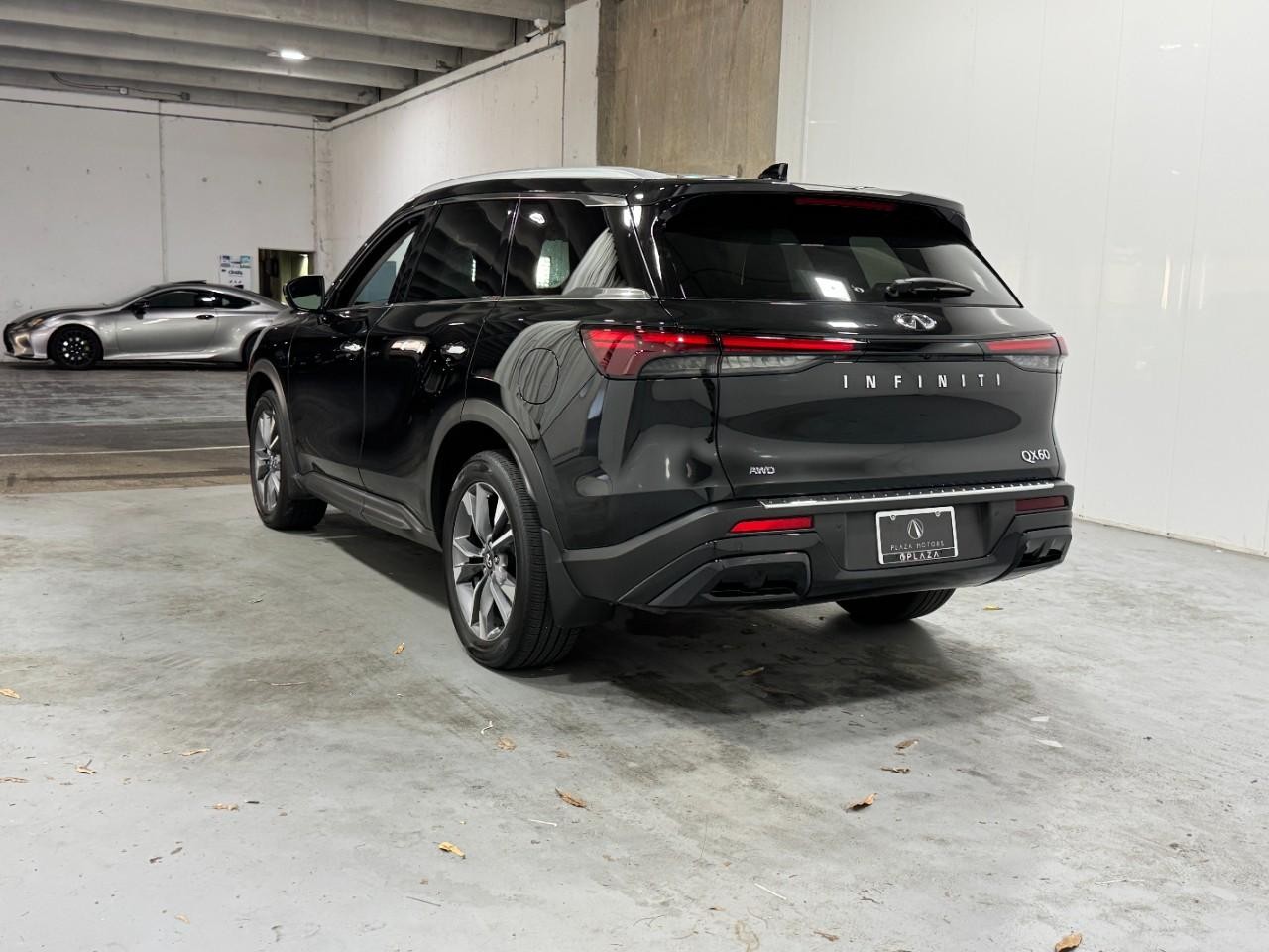 INFINITI QX60 Vehicle Full-screen Gallery Image 3