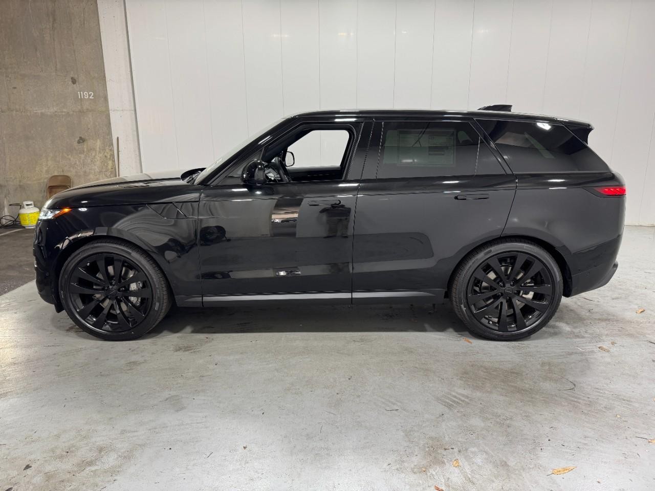 Land Rover Range Rover Sport Vehicle Full-screen Gallery Image 2