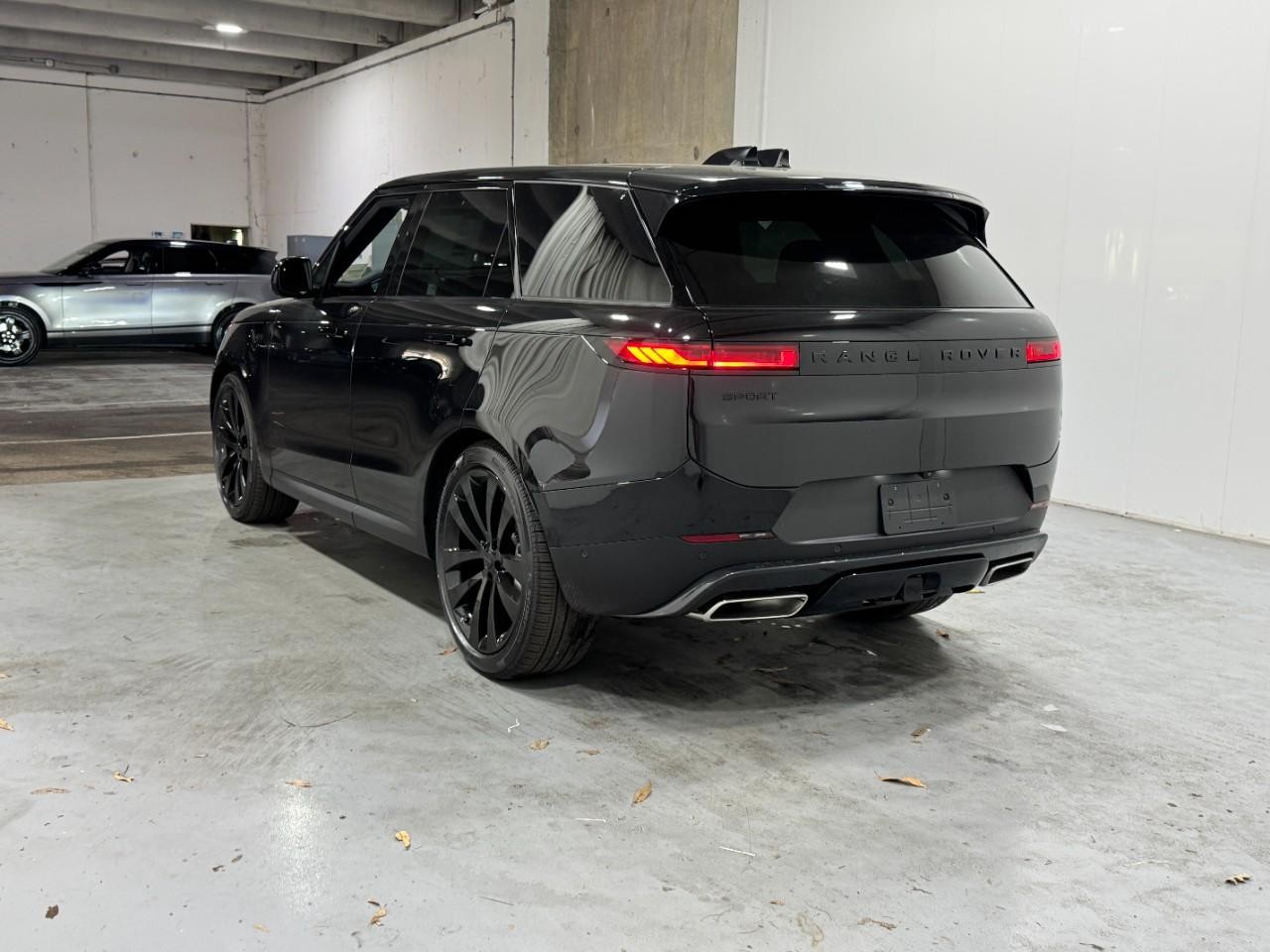 Land Rover Range Rover Sport Vehicle Full-screen Gallery Image 3