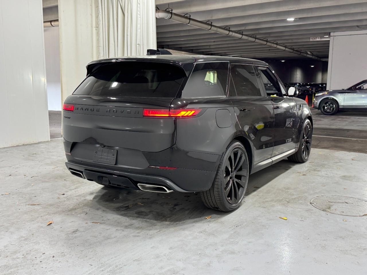 Land Rover Range Rover Sport Vehicle Full-screen Gallery Image 4