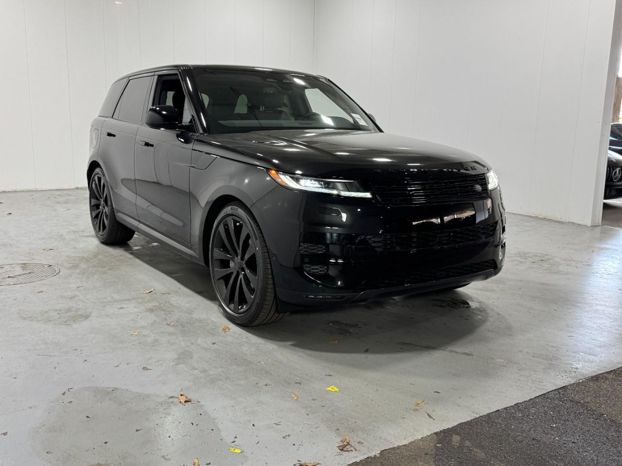 Land Rover Range Rover Sport Vehicle Full-screen Gallery Image 6