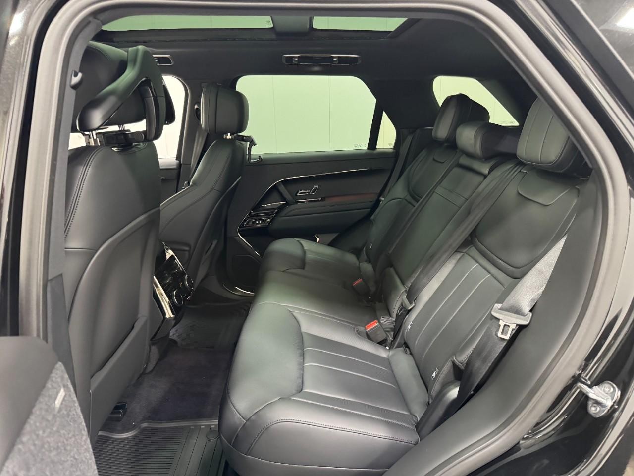 Land Rover Range Rover Sport Vehicle Full-screen Gallery Image 8