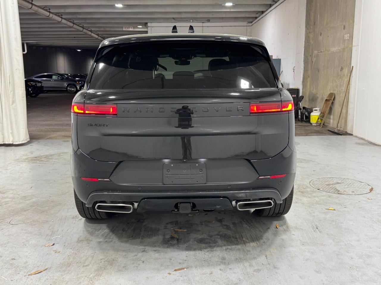 Land Rover Range Rover Sport Vehicle Full-screen Gallery Image 9