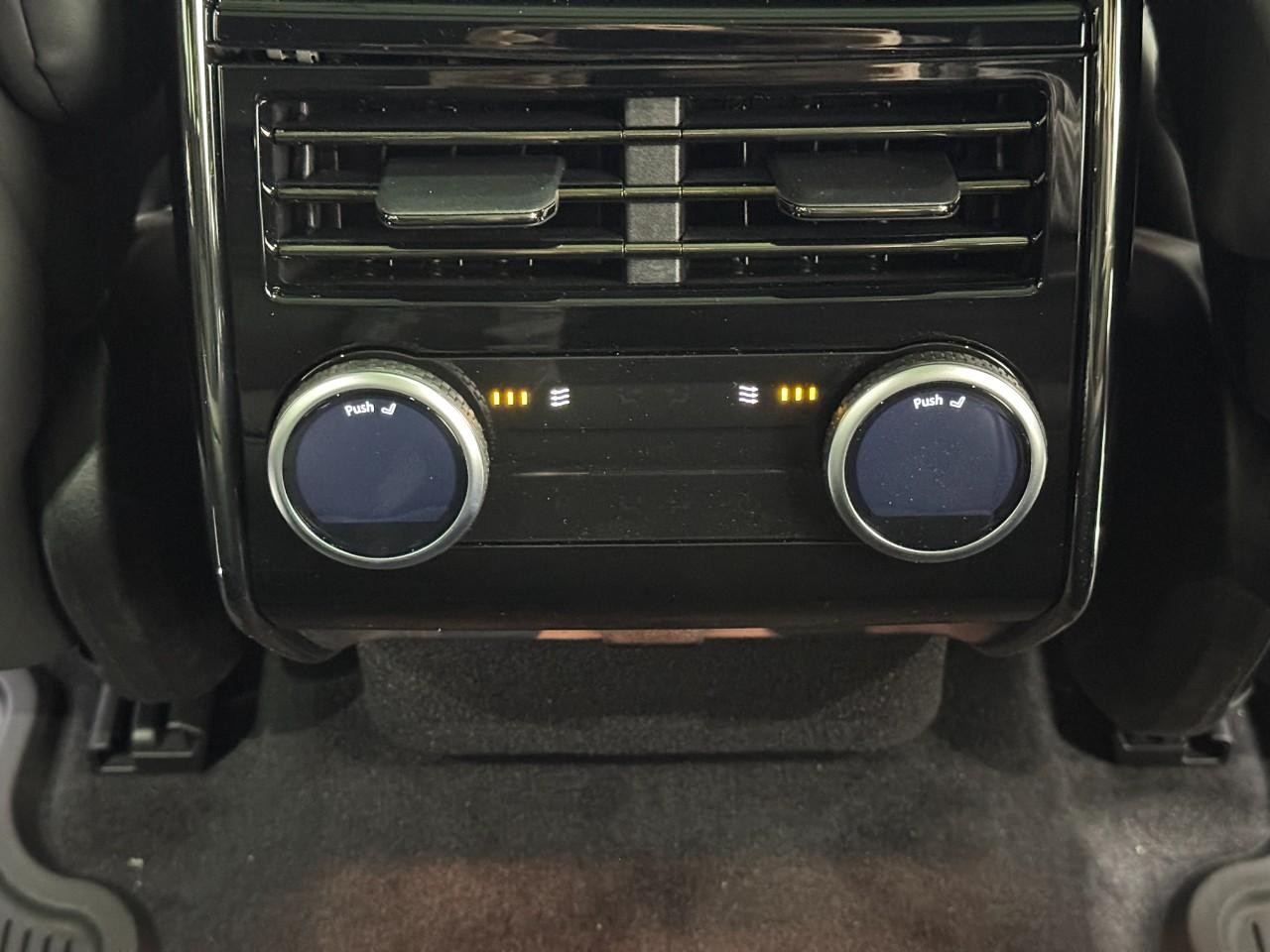 Land Rover Range Rover Sport Vehicle Full-screen Gallery Image 11