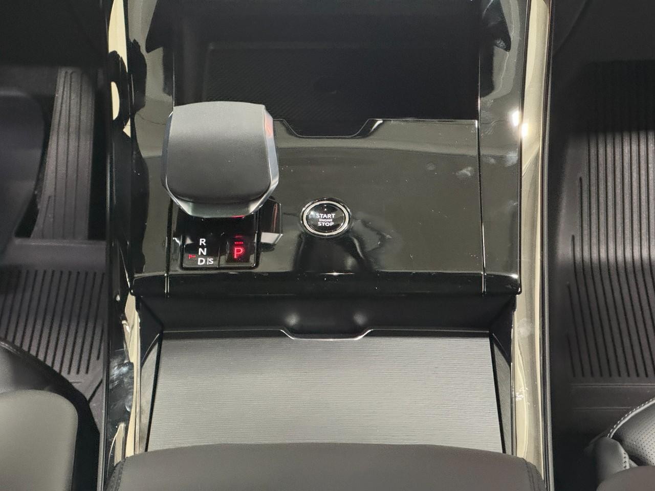 Land Rover Range Rover Sport Vehicle Full-screen Gallery Image 16