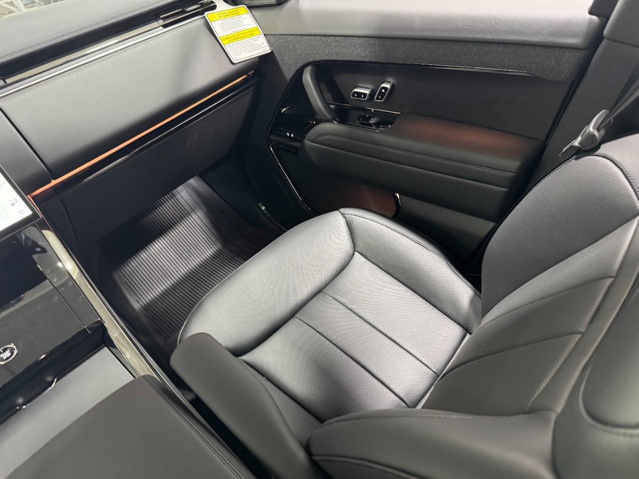 Land Rover Range Rover Sport Vehicle Full-screen Gallery Image 17