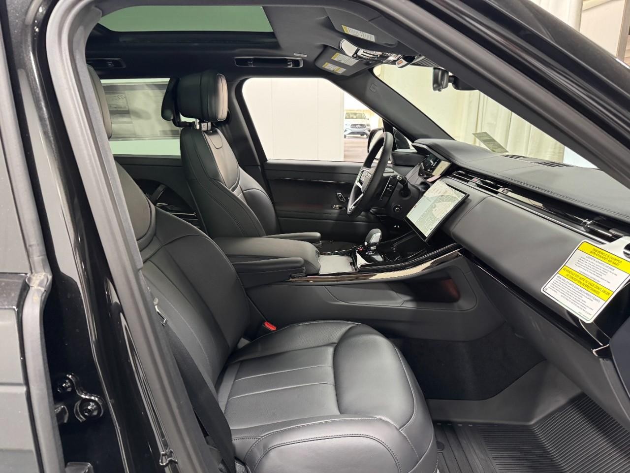 Land Rover Range Rover Sport Vehicle Full-screen Gallery Image 18