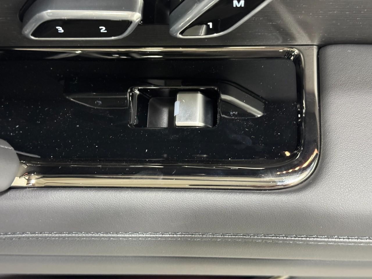 Land Rover Range Rover Sport Vehicle Full-screen Gallery Image 21