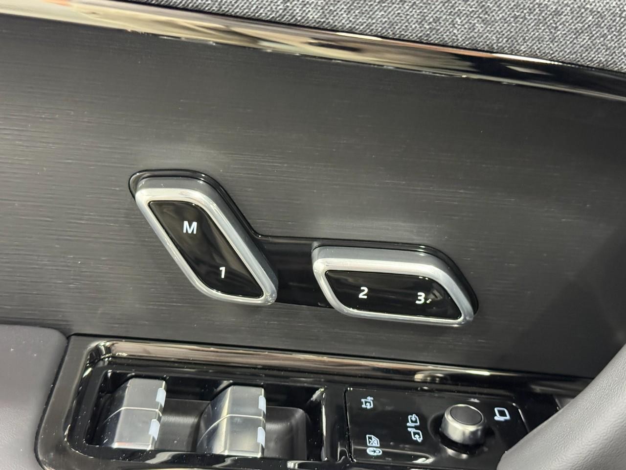 Land Rover Range Rover Sport Vehicle Full-screen Gallery Image 24