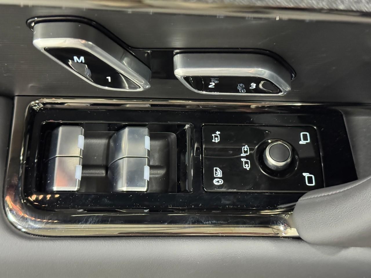 Land Rover Range Rover Sport Vehicle Full-screen Gallery Image 25