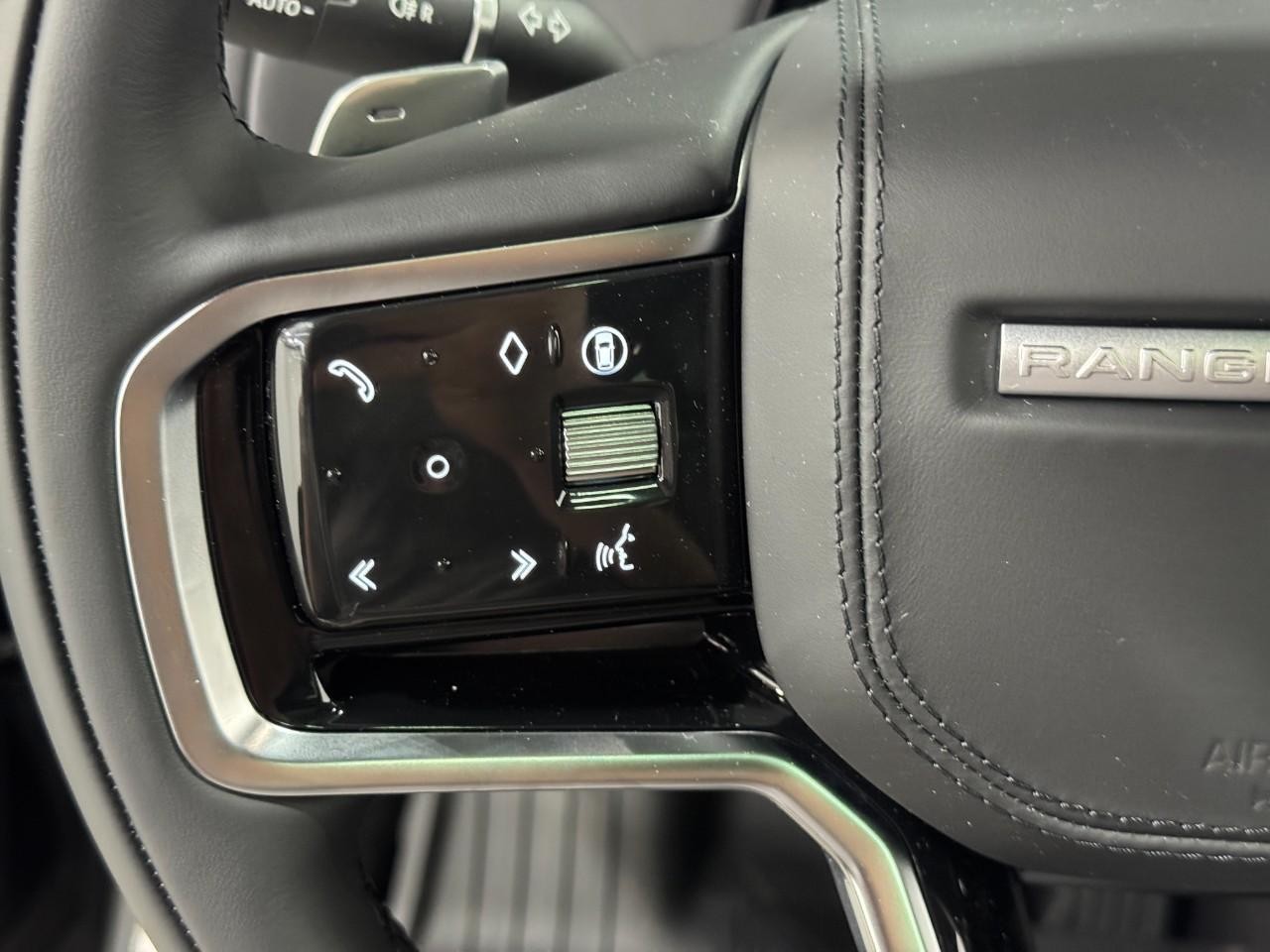 Land Rover Range Rover Sport Vehicle Full-screen Gallery Image 30