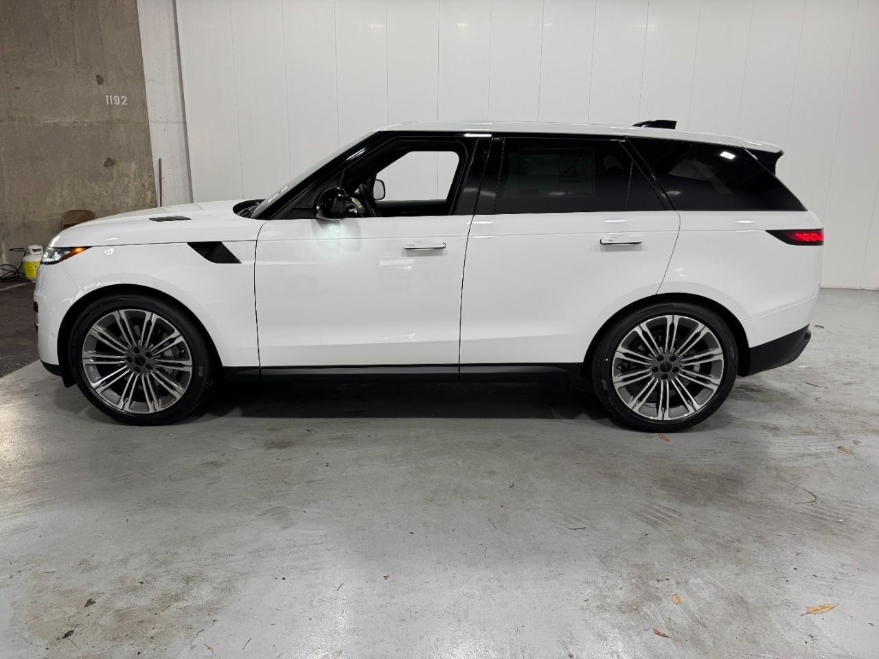 Land Rover Range Rover Sport Vehicle Full-screen Gallery Image 2