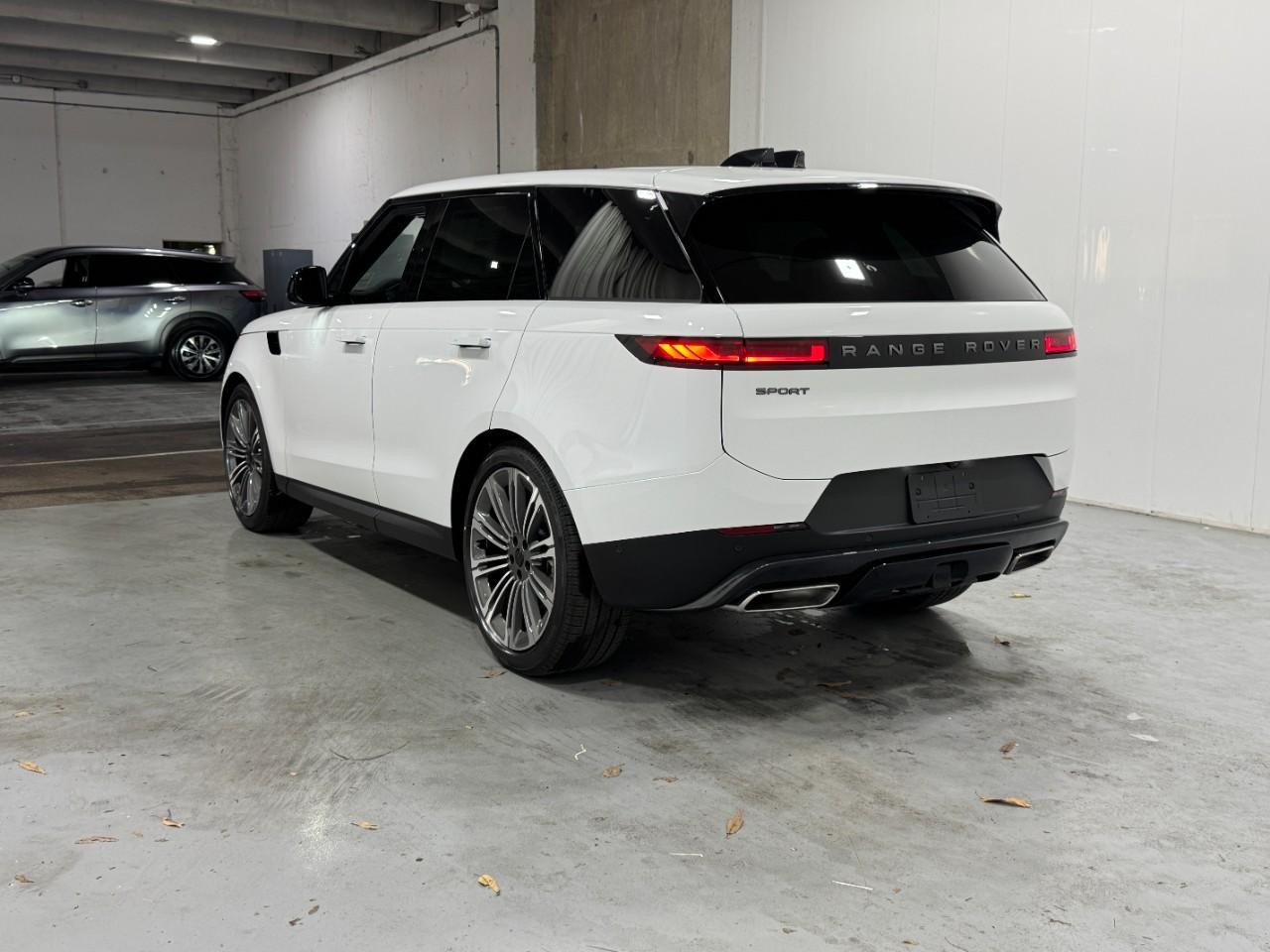 Land Rover Range Rover Sport Vehicle Full-screen Gallery Image 3