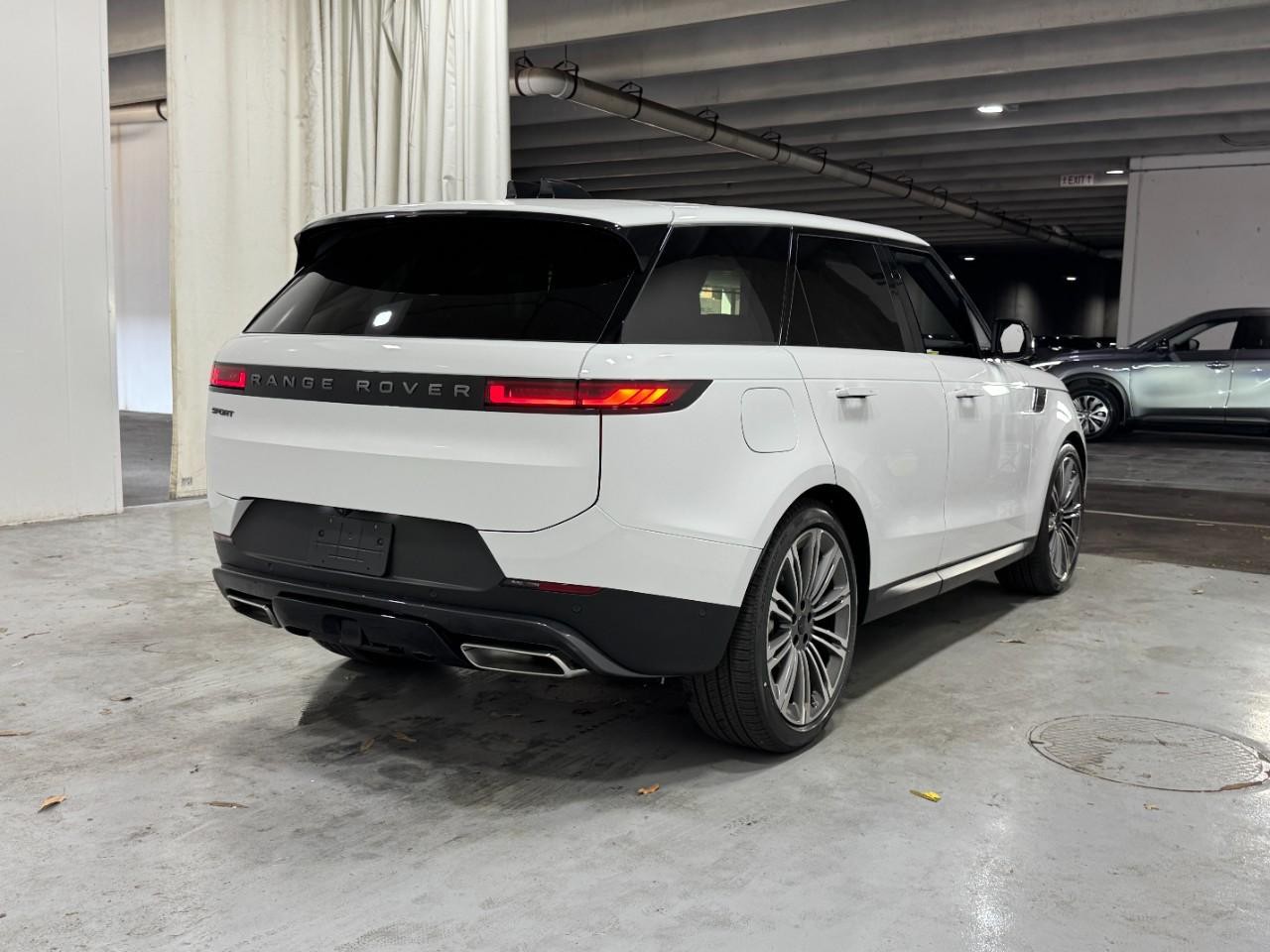 Land Rover Range Rover Sport Vehicle Full-screen Gallery Image 4