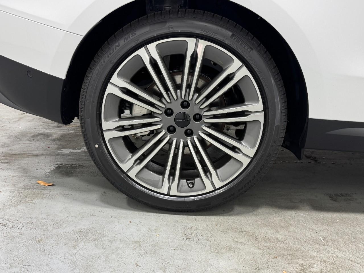 Land Rover Range Rover Sport Vehicle Full-screen Gallery Image 5