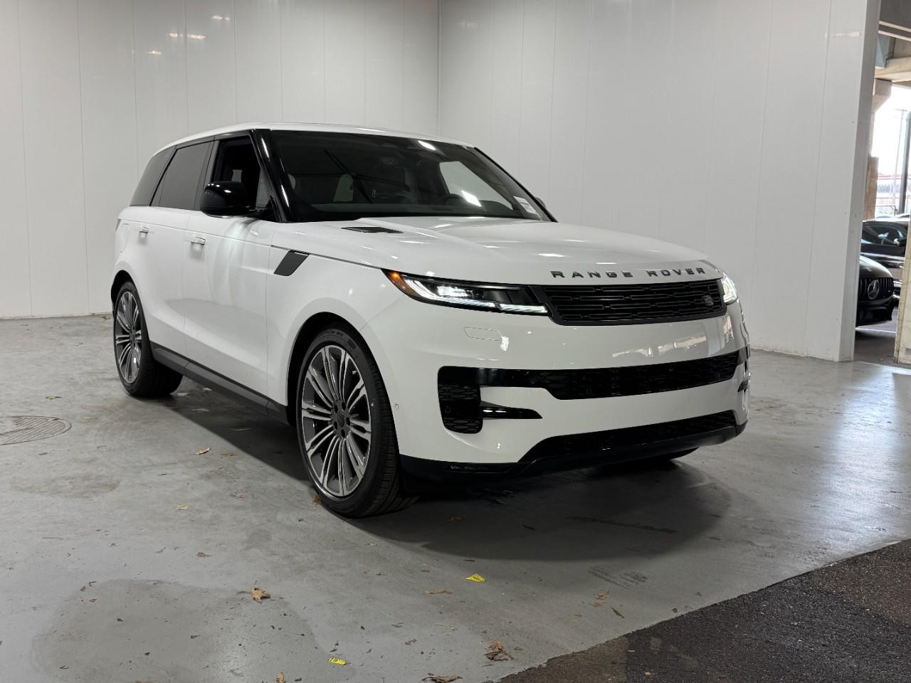 Land Rover Range Rover Sport Vehicle Full-screen Gallery Image 6