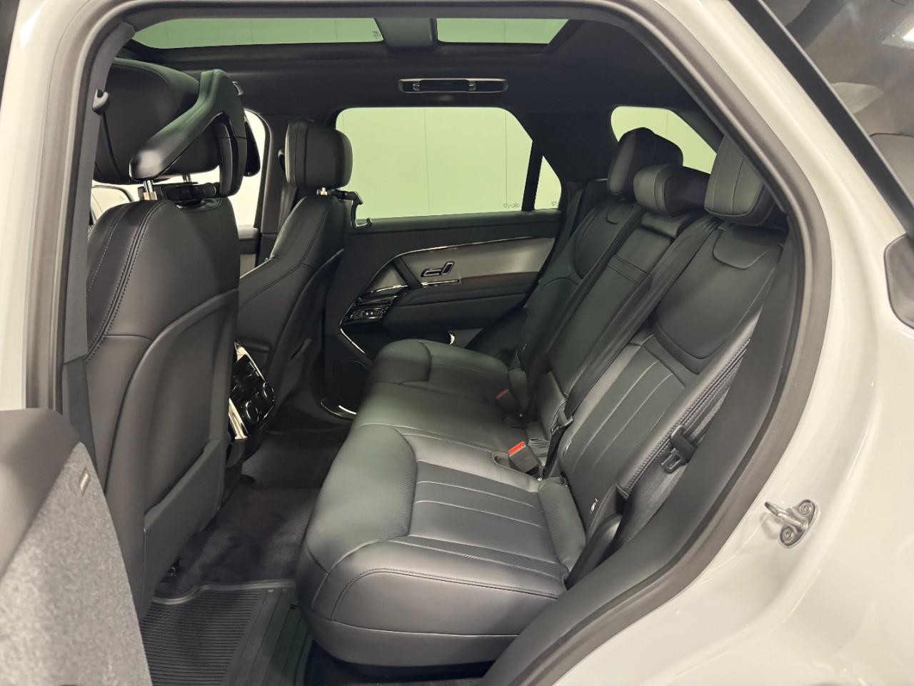 Land Rover Range Rover Sport Vehicle Full-screen Gallery Image 8