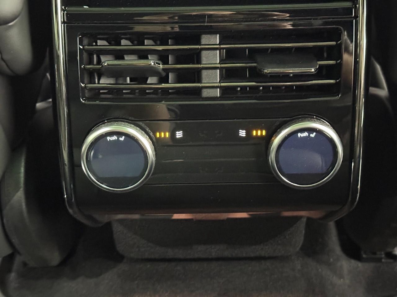 Land Rover Range Rover Sport Vehicle Full-screen Gallery Image 11