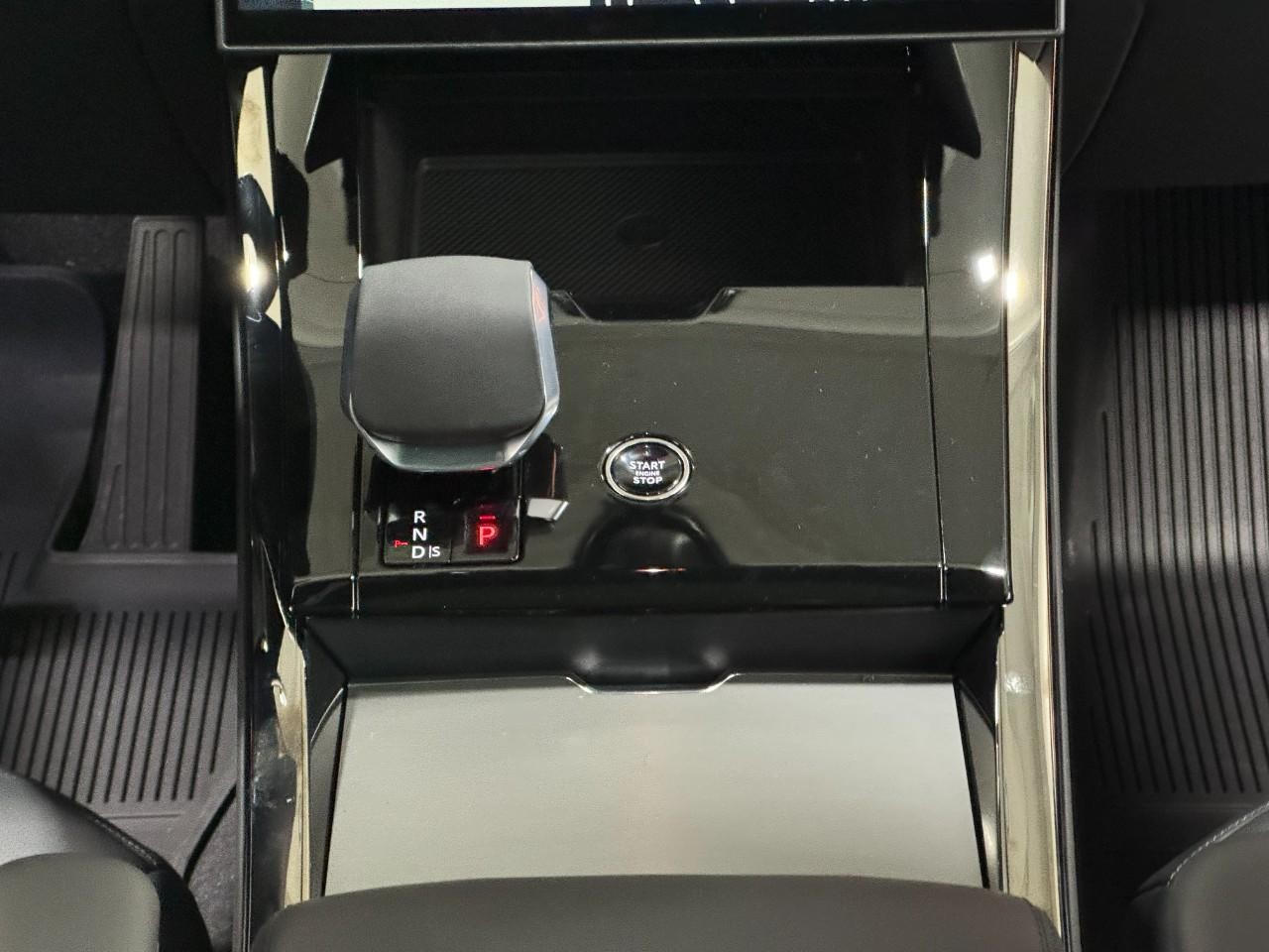 Land Rover Range Rover Sport Vehicle Full-screen Gallery Image 16