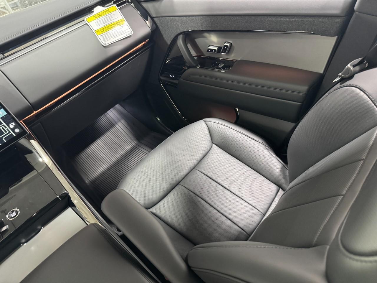 Land Rover Range Rover Sport Vehicle Full-screen Gallery Image 17