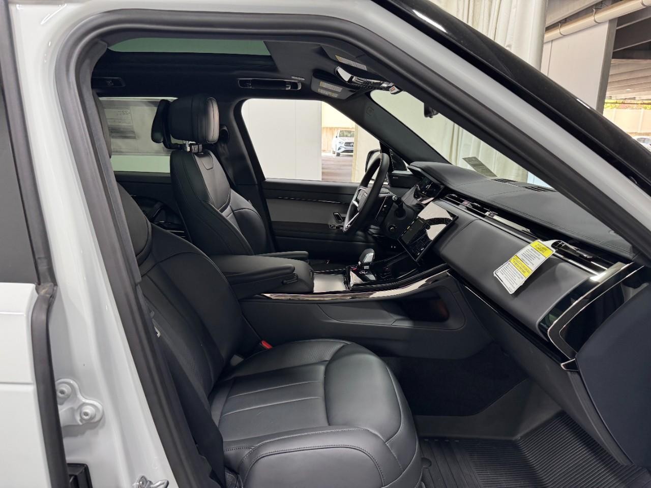 Land Rover Range Rover Sport Vehicle Full-screen Gallery Image 18