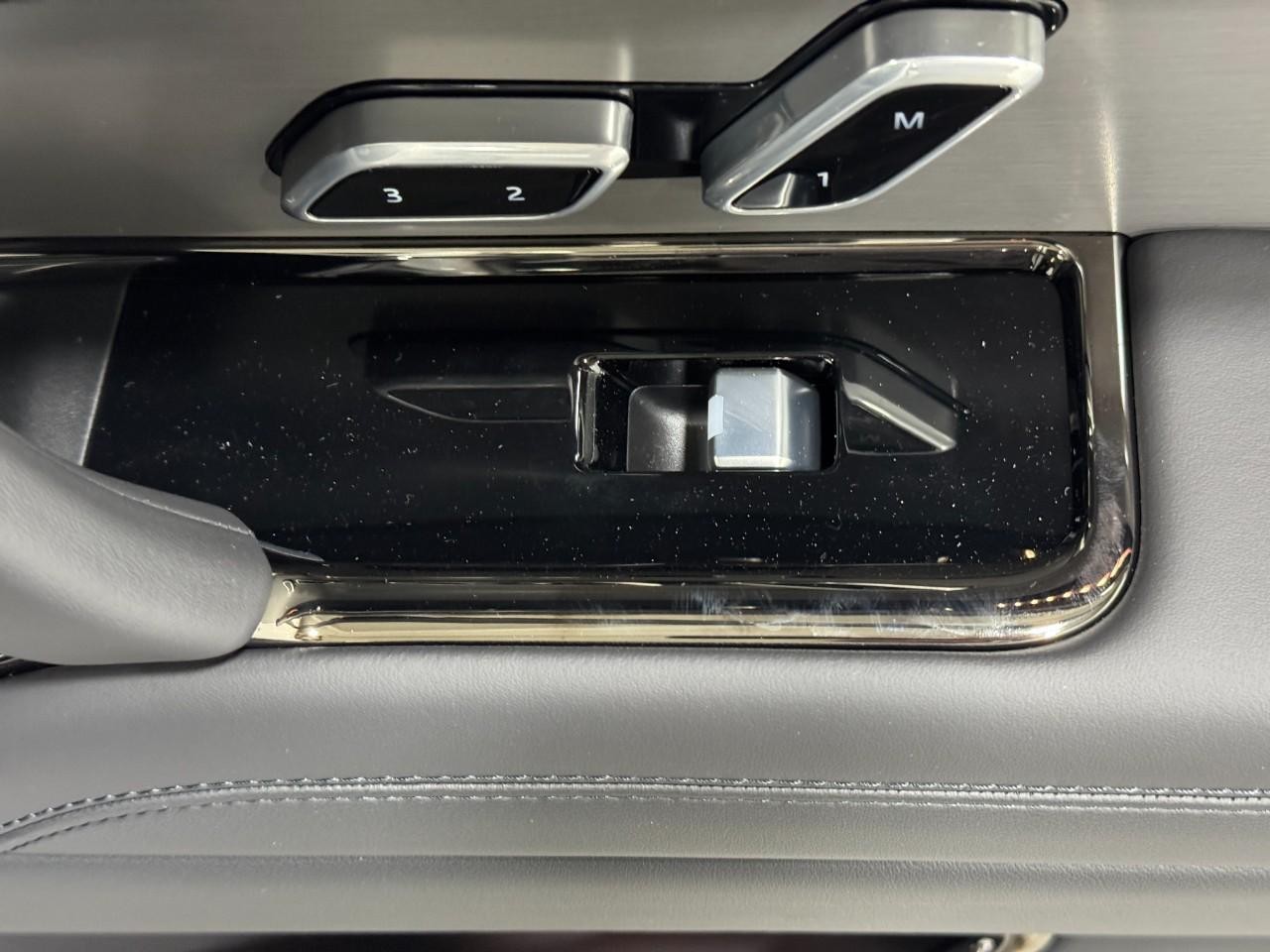 Land Rover Range Rover Sport Vehicle Full-screen Gallery Image 21