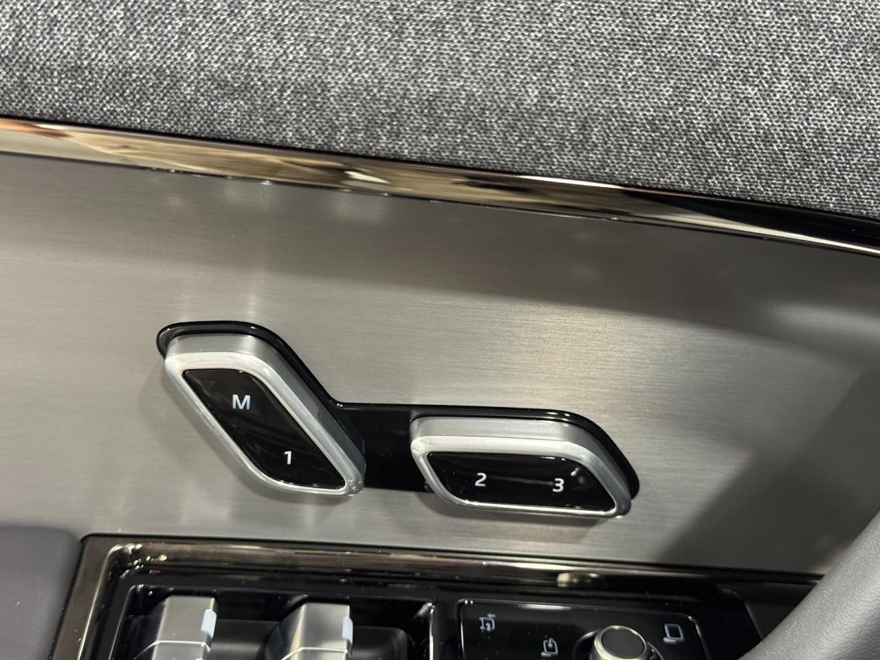 Land Rover Range Rover Sport Vehicle Full-screen Gallery Image 24