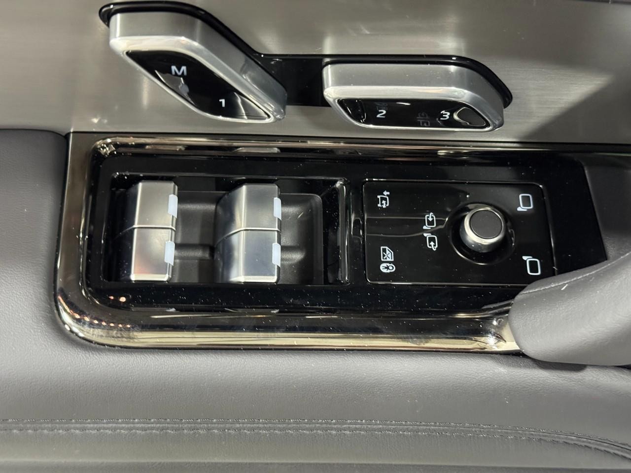 Land Rover Range Rover Sport Vehicle Full-screen Gallery Image 25