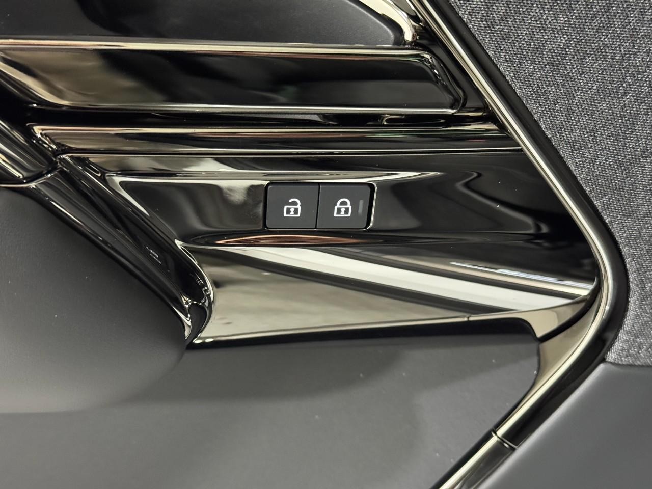 Land Rover Range Rover Sport Vehicle Full-screen Gallery Image 26