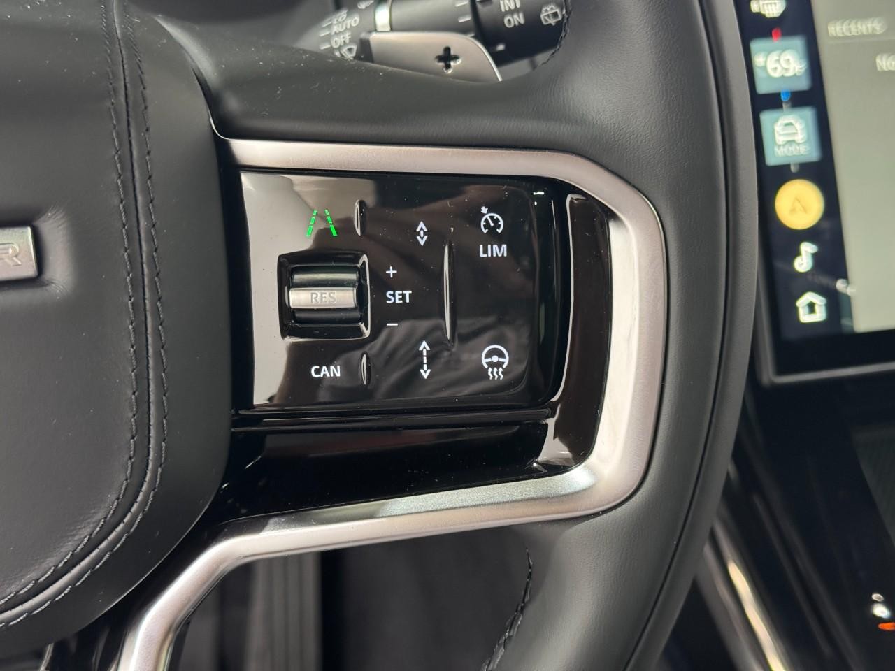 Land Rover Range Rover Sport Vehicle Full-screen Gallery Image 31