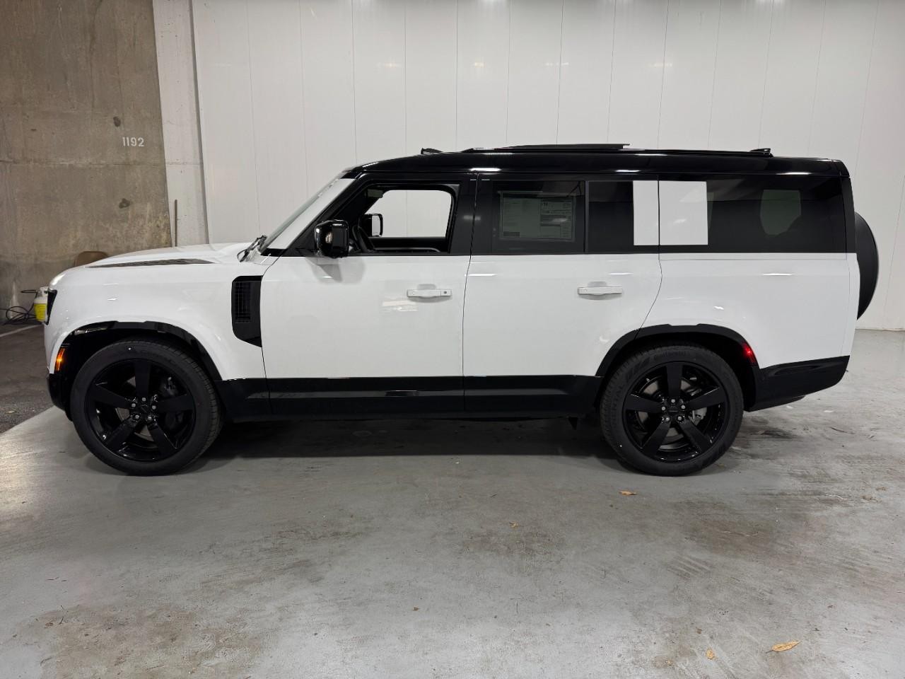 Land Rover Defender Vehicle Full-screen Gallery Image 2