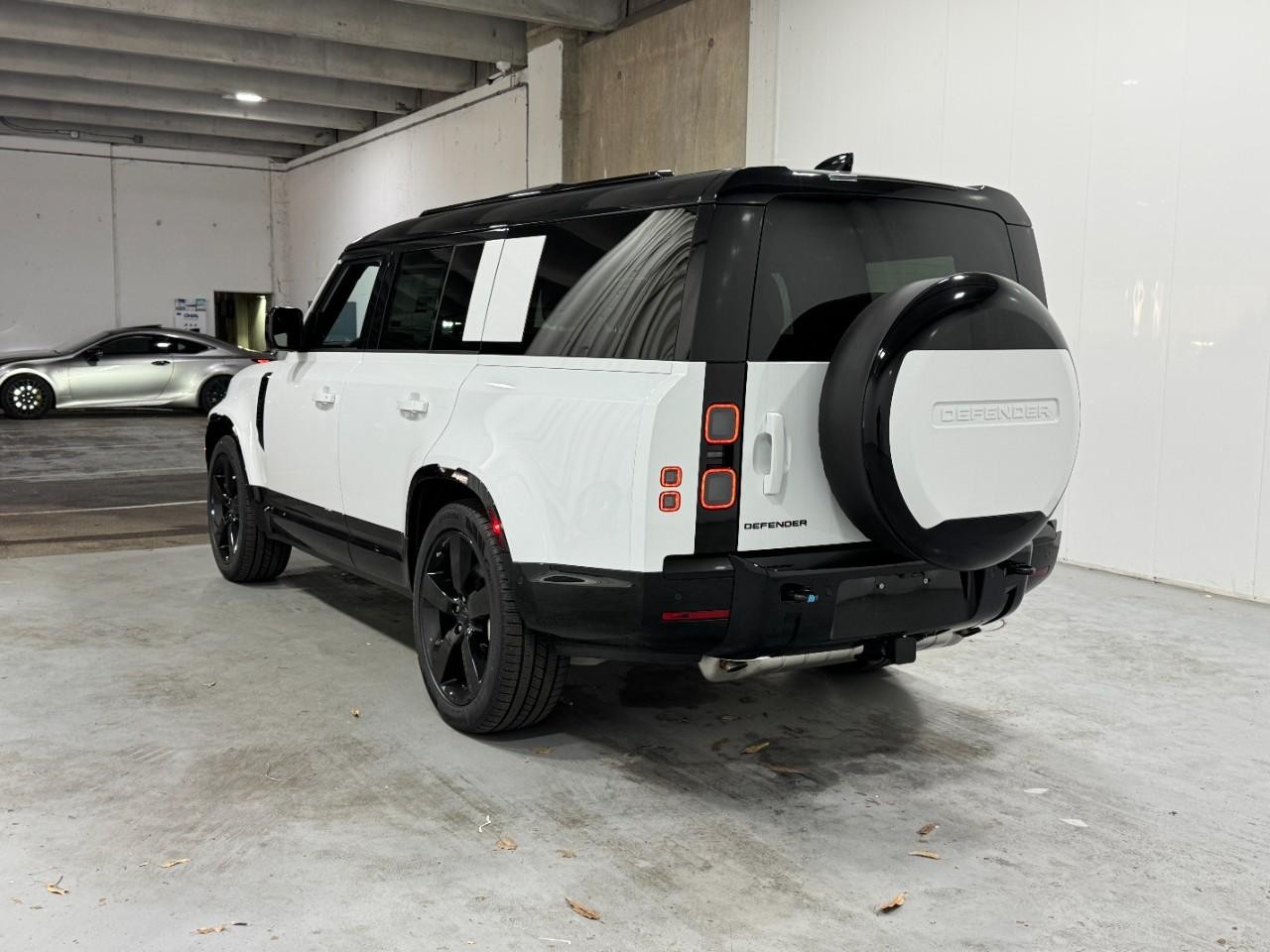 Land Rover Defender Vehicle Full-screen Gallery Image 3