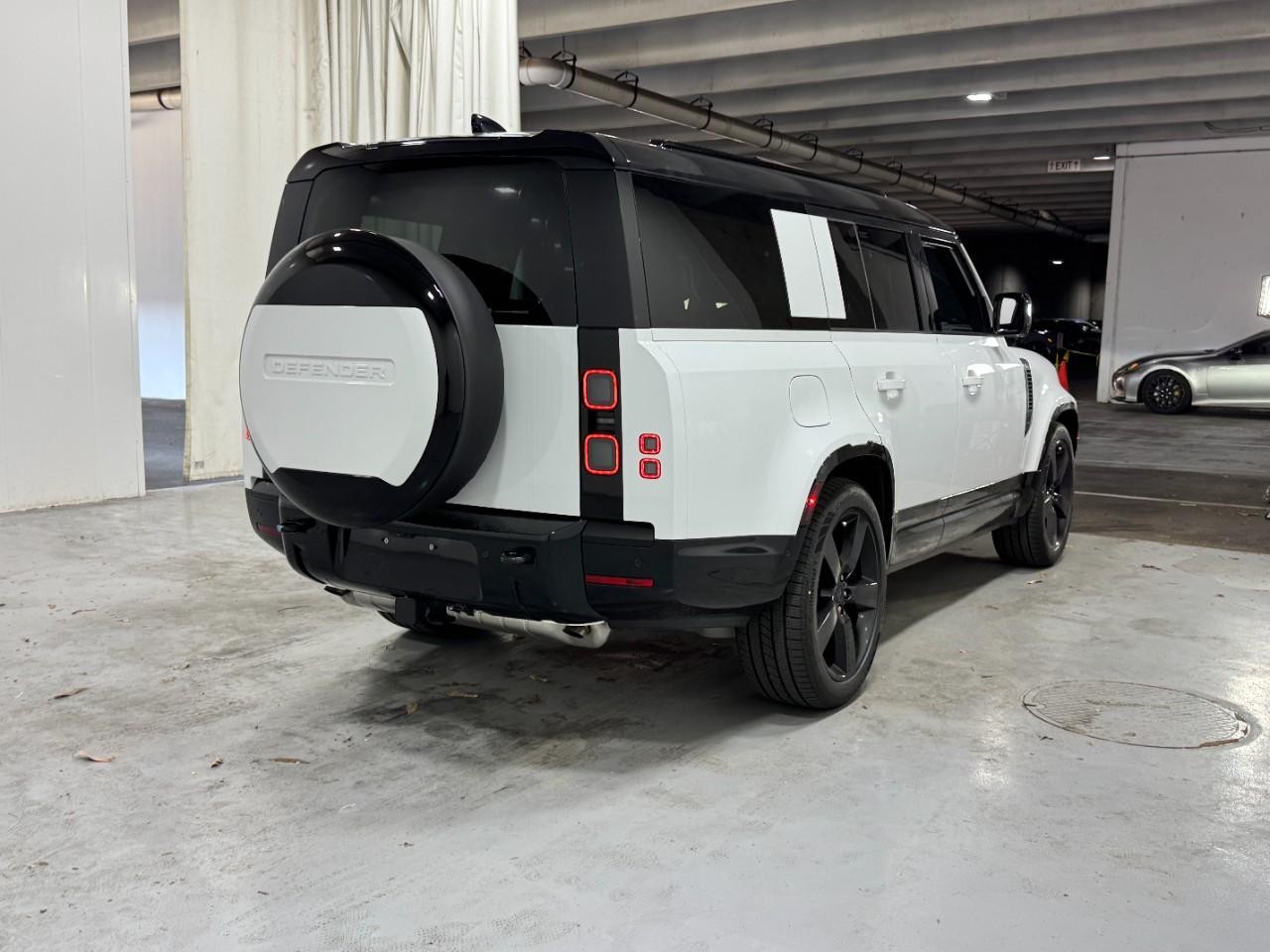 Land Rover Defender Vehicle Full-screen Gallery Image 4