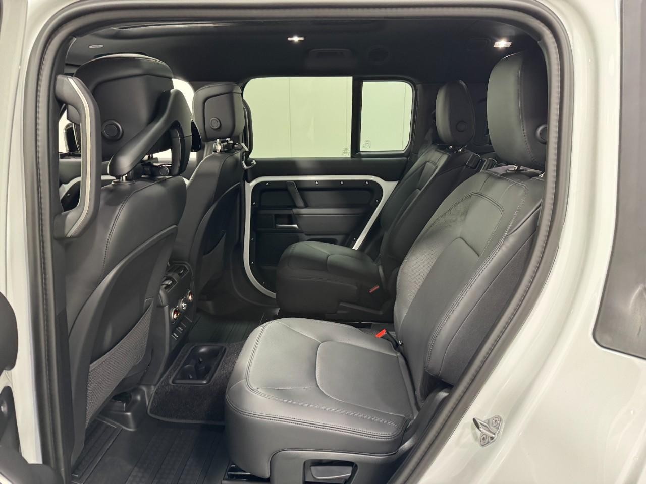 Land Rover Defender Vehicle Full-screen Gallery Image 8