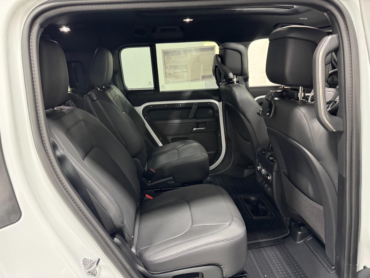 Land Rover Defender Vehicle Full-screen Gallery Image 10