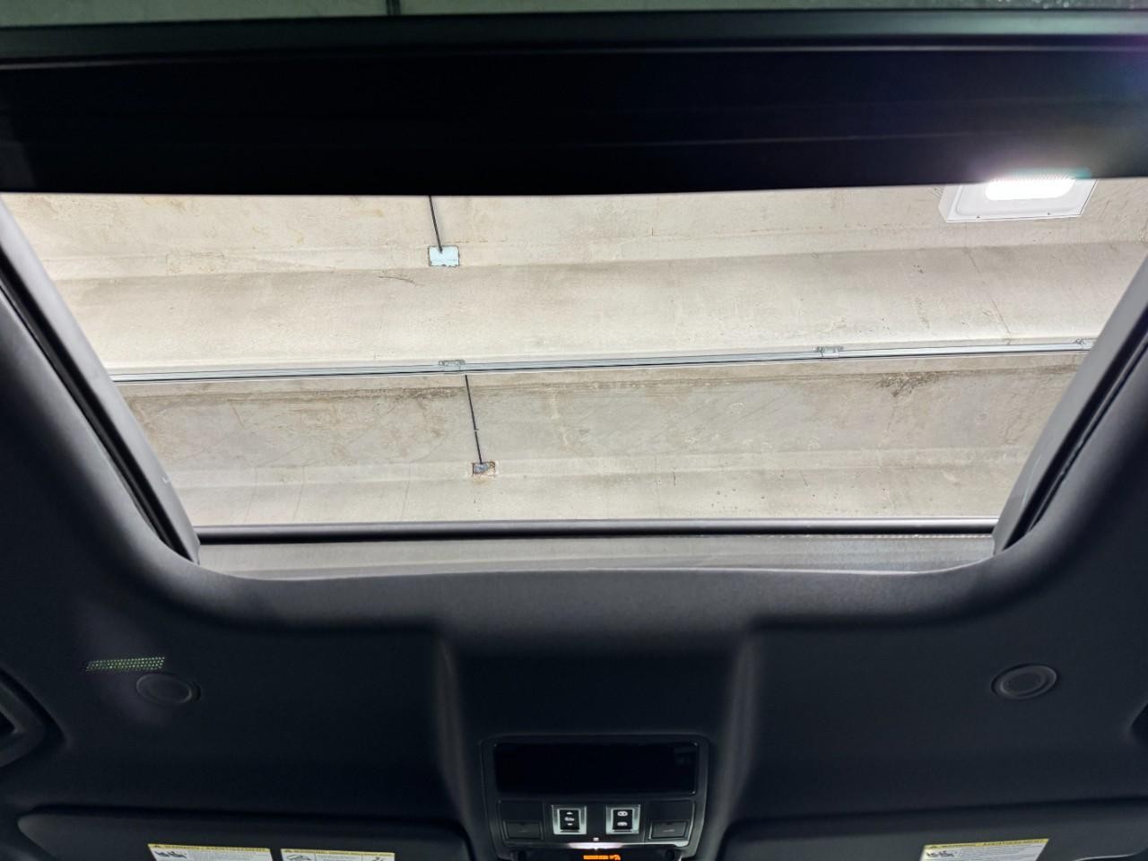 Land Rover Defender Vehicle Full-screen Gallery Image 12