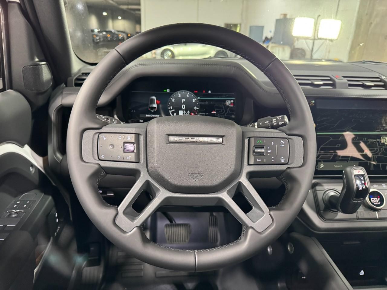 Land Rover Defender Vehicle Full-screen Gallery Image 14