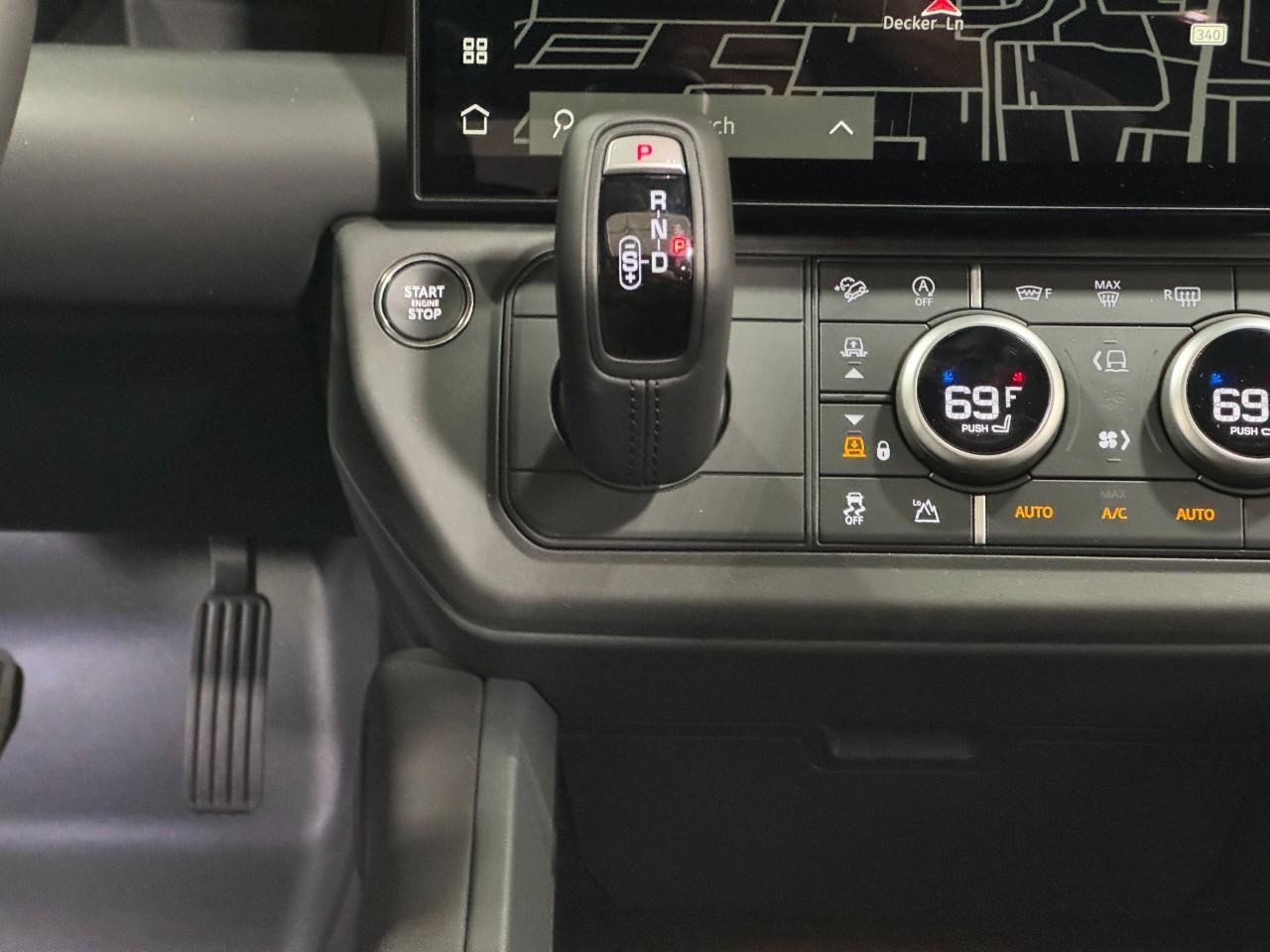 Land Rover Defender Vehicle Full-screen Gallery Image 17