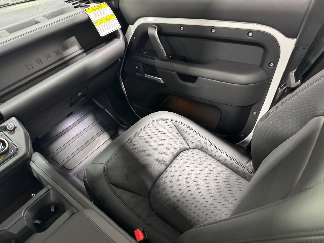 Land Rover Defender Vehicle Full-screen Gallery Image 18