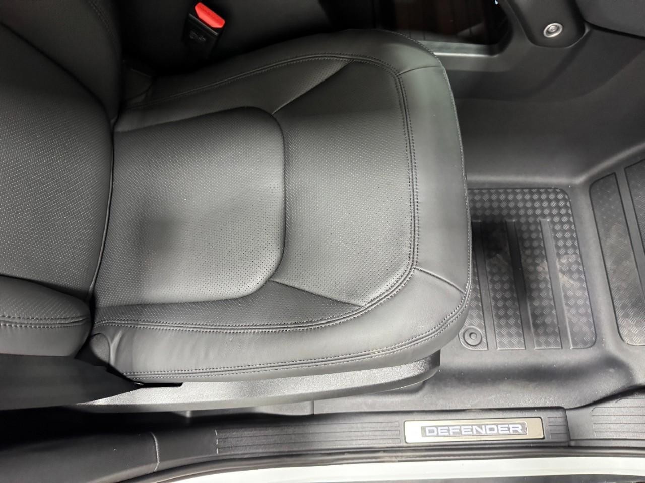 Land Rover Defender Vehicle Full-screen Gallery Image 20